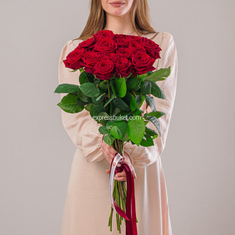 Букет из 15 красных роз 70см 