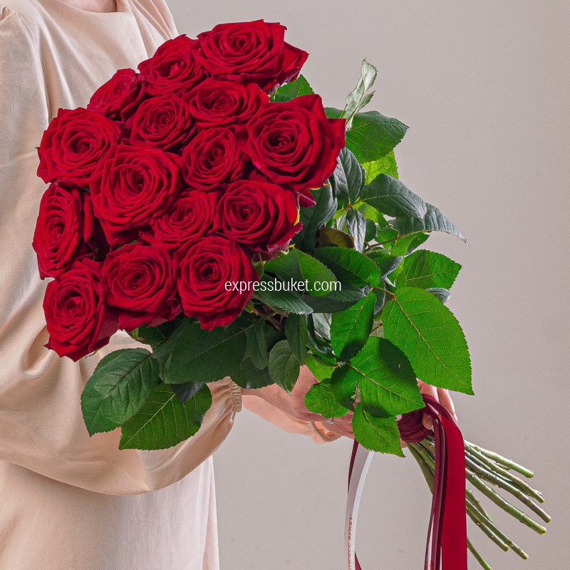 Букет из 15 красных роз 70см 
