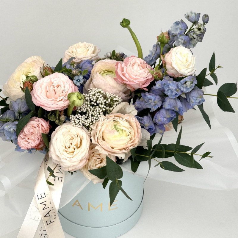 Цветы в шляпной коробке