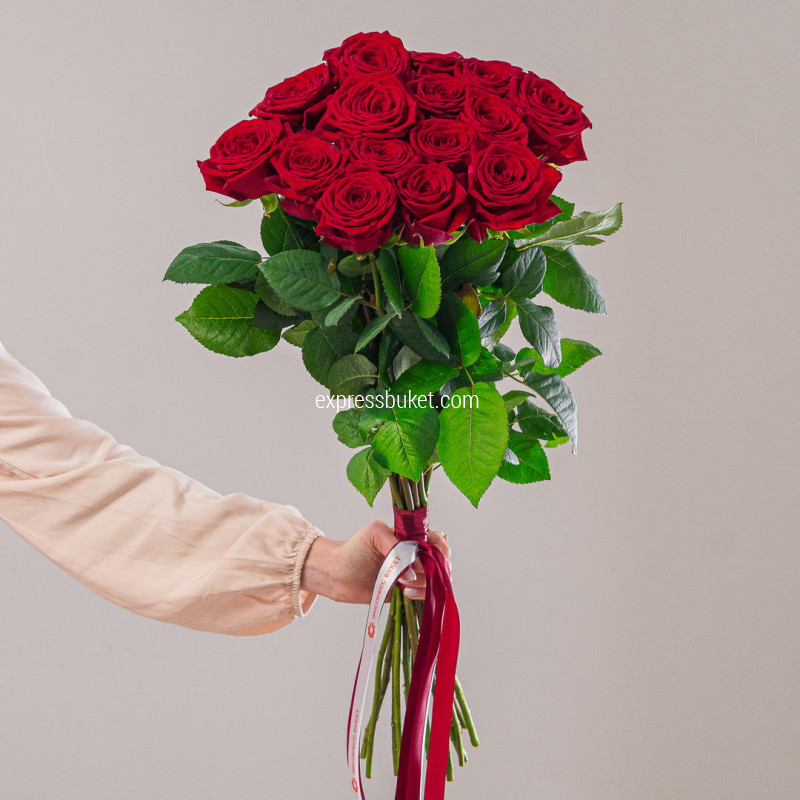 Букет из 15 красных роз 70см 