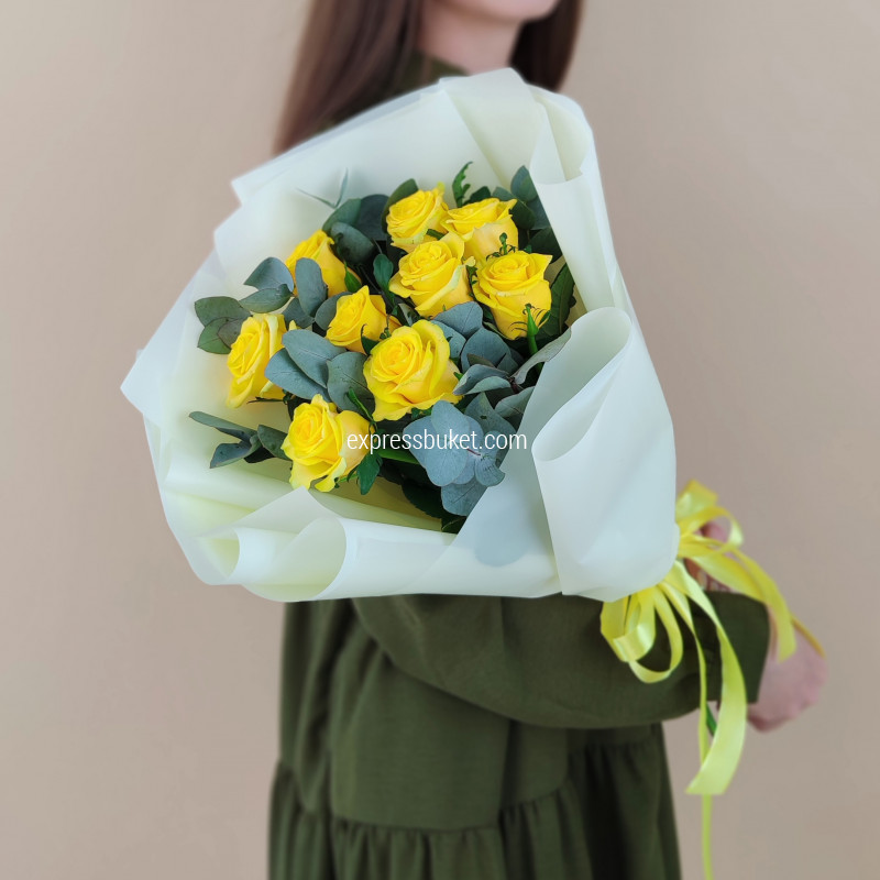 Букет из желтых роз с эвкалиптом